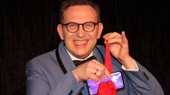 Zaubert am Samstag in Lemgo: Lutz Ermshaus kommt ins Schmiedeamtshaus. - © Bildrechte: Stadt Lemgo