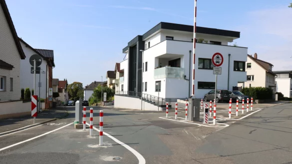 Die neue Schrankenanlage an der Einm&uuml;ndung Ahornstra&szlig;e/Martin-Luther-Stra&szlig;e steht - ist aber noch nicht in Betrieb. - &copy; Alexandra Schaller