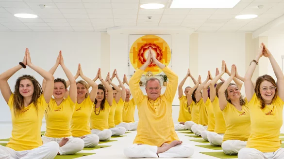 Das Yoga Vidya betreibt eigenen Angaben zufolge das europaweit gr&ouml;&szlig;te Yoga-Seminarhaus in Bad Meinberg. Nach einem Urteil des Bundesarbeitsgerichts droht die Insolvenz, sagt Leiter und Gr&uuml;nder Volker Bretz (Mitte). - &copy; chandrashekara@burandt.net
