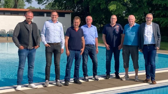Freuen sich auf eine sonnige Saison: B&auml;derleiter Christian Piechuta, Gesch&auml;ftsf&uuml;hrer Matthias Sasse, stellvertretender B&auml;derleiter Rudolf Klein, Bernd Scholz (3. Vorsitzende), Michael Ernst (Vorsitzender des F&ouml;rdervereins), Karl-Heinz Schn&uuml;lle (Ortsausschuss Lieme) sowie B&uuml;rgermeister Markus Baier (von links). - &copy; Stadt Lemgo