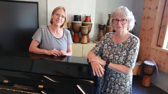 Das Klavier im Stadtteilzentrum steht jetzt auf Rollen und kann somit besser bewegt werden. Stefanie Kohorst (l.) und Viktoria Affeldt haben dort mehrere Veranstaltungen geplant. - &copy; Knut Dinter