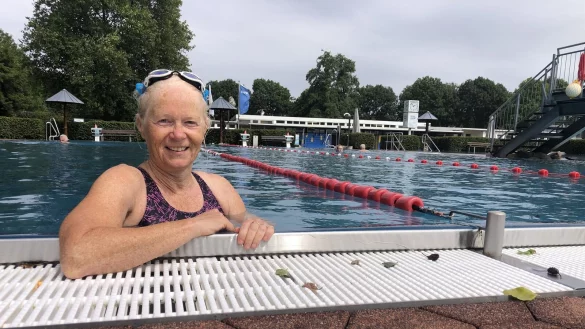 Ute Timm am Beckenrand im Bega-Bad. Die 66-J&auml;hrige geht t&auml;glich ins Wasser - bei Wind und Wetter. - &copy; Sven Kienscherf