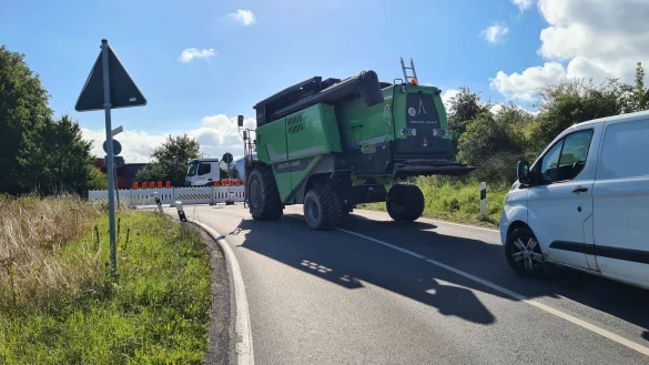 Dieser defekte M&auml;hdrescher blockierte die Blomberger Stra&szlig;e zwischen Lemgo und Vo&szlig;heide. - &copy; Nadine Uphoff