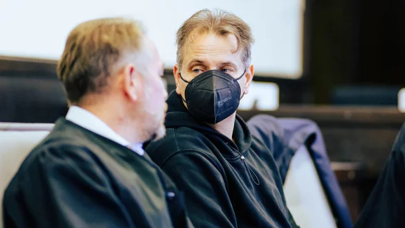 Wilfried W. (rechts) mit Carsten Ernst, einem seiner beiden Anw&auml;lte. Seit dieser Woche l&auml;uft ein neuer Prozess gegen ihn. - &copy; BESIM MAZHIQI