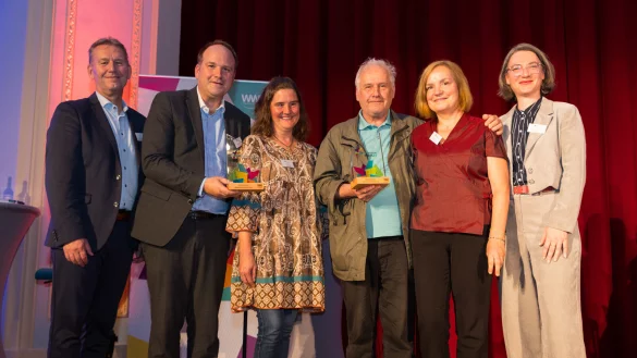 Ausgezeichnetes Engagement: Westfalen-Weser-Geschäftsführer Jürgen Noch, Blombergs Bürgermeister Christoph Dolle, Fürsprecherin Andrea Plath, Preisträger Josef Spiegel und Sigrun Brunsiek sowie Jurymitglied Dr. Jana Duda, Leiterin OWL Kulturbüro (von links). - © Foto 2023 von www.ChristianSchwier.de