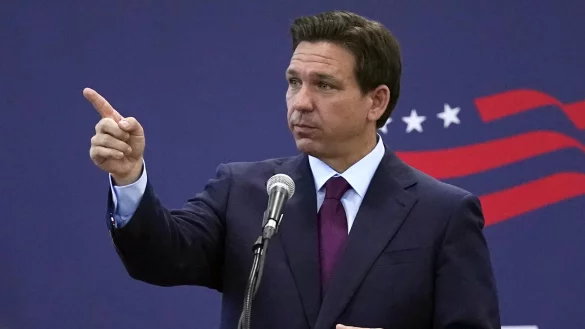 Ron DeSantis, republikanischer Präsidentschaftskandidat und Gouverneur von Florida, gestikuliert während einer Wahlkampfveranstaltung. - © Charles Krupa