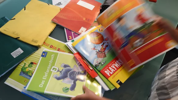 Teures Schuljahr: Allein f&uuml;r das umfangreiche Schulmaterial m&uuml;ssen viele Eltern in OWL tief in die Tasche greifen. Die Kosten f&uuml;r Ranzen und Rucks&auml;cke, Bus und Bahn, Klassenfahrten, Betreuung und Mittagessen sind hier noch gar nicht eingerechnet. Viele k&ouml;nnen sich die Ausgaben kaum noch leisten. - &copy; Holger Hollemann