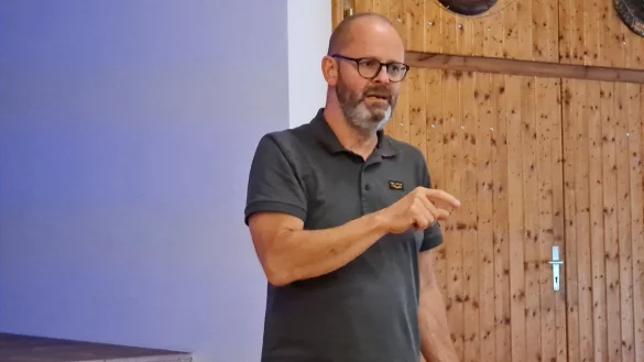 Geduldig erkl&auml;rt Detlef Wehrmann den Anwohnern des Hamburger Berges die Sachlage und h&ouml;rt sich Vorschl&auml;ge und Kritik an. - &copy; Marianne Schwarzer