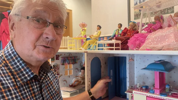 Bitte einsteigen: Barbies Villa hatte schon vor 40 Jahren einen elktrischen Fahrstuhl. Der fuhr nur, wenn die Tür geschlossen war, sagt Dieter Falkemeier. Aus Sicherheitsgründen. - © Silke Buhrmester