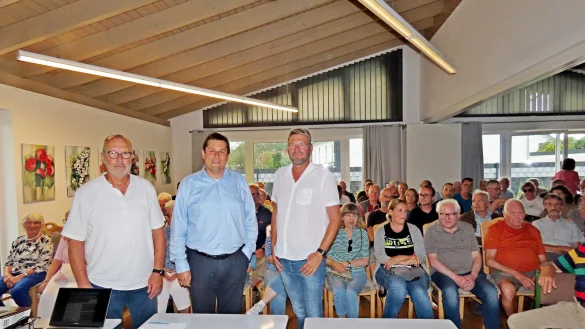 Michael Makosch (Mitte), Vertriebsleiter bei den Stadtwerken informiert &uuml;ber die M&ouml;glichkeiten hinsichtlich Fernw&auml;rme in Lipperreihe. Peter Jong (l.),, Vorsitzender der SPD Oerlinghausen und Peter Heepmann stellten m&ouml;gliche Einflussnahmen der Politik in diesem Bereich vor. - &copy; Gunter Held