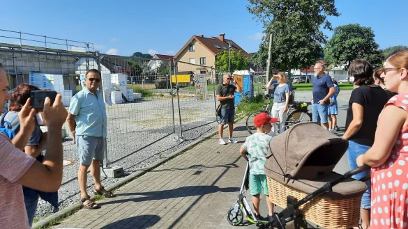 Der Rohbau des neuen AWO-Kindergartens: Andreas Fritz , Vorsitzender des SPD-Ortsverbandes Hagen/Hardissen, berichtet B&uuml;rgern bei einer Ortsbegehung von den Pl&auml;nen f&uuml;r die Kita. - &copy; SPD-Ortsverein Hagen/Hardissen