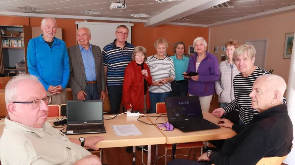 Der Computerclub der AWO ist wieder gestartet. Mit dabei sind Dieter Karbstein (von links), Ralf Vinke, Rudi Doil, Burkhard Kleine, Rosemarie Redeker, Elsbe Vogt, Angelika Cislik, Inge Berghoff, Brigitte Kniekamp, Christel Hartmann und Klaus Christians. Foto: Knut Dinter - &copy; Knut Dinter