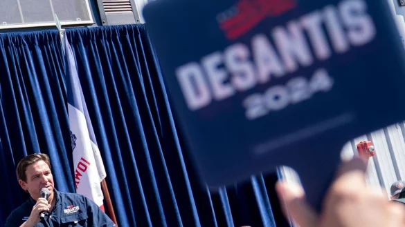 Floridas Gouverneur Ron DeSantis bei einer Wahlkampfveranstaltung in Iowa. DeSantis will 2024 f&uuml;r die US-Pr&auml;sidentschaft kandieren. - &copy; AFP or licensors