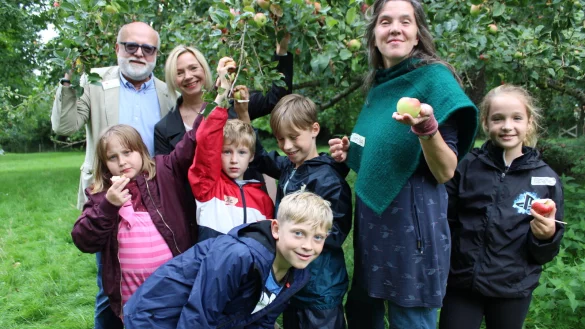 Vanessa Kowarsch (rechts) pfl&uuml;ckt mit Sch&uuml;lern der Ostschule Lemgo die ersten &Auml;pfel auf der Streuobstwiese "Am Lindenhaus". Yvonne Huebner und Michael Schnittger vom Lippischen Heimatbund schauen dabei zu. - &copy; Nico D&uuml;llmann