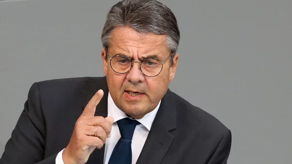 Sigmar Gabriel h&auml;lt eine Wende in der Asylpolitik f&uuml;r dringend notwendig. - &copy; Wolfgang Kumm/dpa (Archivfoto)