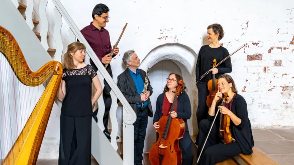 J&ouml;rg-Peter Mittmann (Oboe, M.), Leiter des Detmolder Ensembles Horizonte, mit den Ensemble-Mitgliedern Helene Sch&uuml;tz (Harfe, v. l.), Dante Montoya (Fl&ouml;te), Martina Styppa (Violoncello), Maria Pache (Viola) und Mareike Neumann (Violine). - &copy; Harald Bickel