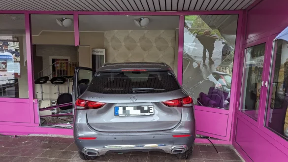 Ein Fahrer ist mit seinem Auto in ein Kino in Bad Salzuflen gekracht. Die Feuerwehr musste ihn befreien. - &copy; Freitag TV