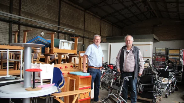 Jürgen Wattenberg (rechts) und Teamkollege Hubertus Sprick sichten die Spenden in einer der Lagerhallen. - © Katrin Kantelberg