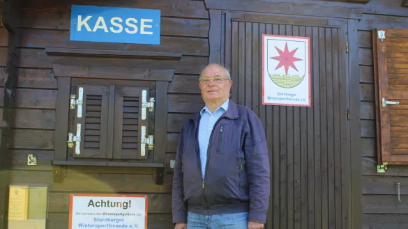 Erster Vorsitzende Gerhard Ridderbusch hofft, das Kassenh&auml;uschen an der Piste in Linderhofe im kommenden Winter wieder &ouml;ffnen zu k&ouml;nnen. - &copy; Chiara Wibbeke