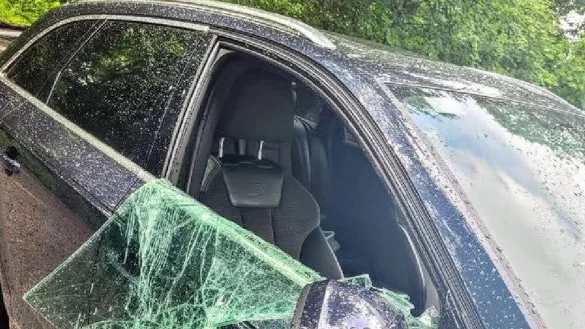 Ein Autoknacker hat am Naturbad Brackwede mehrere Autoscheiben auf dem Parkplatz eingeschlagen. - &copy; privat