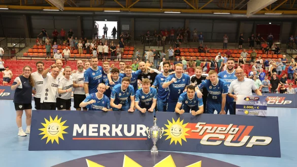 Alle Au&szlig;en in die erste Reihe, lautete das Motto beim Siegerfoto, f&uuml;r das sich die TBV-Equipe nach dem Turniersieg beim Spielo-Cup zusammen mit Merkur-Casono-Vertrieb-Gesch&auml;ftsf&uuml;hrer Benjamin Bredenkamp (rechts) aufstellte. - &copy; Paul Cohen