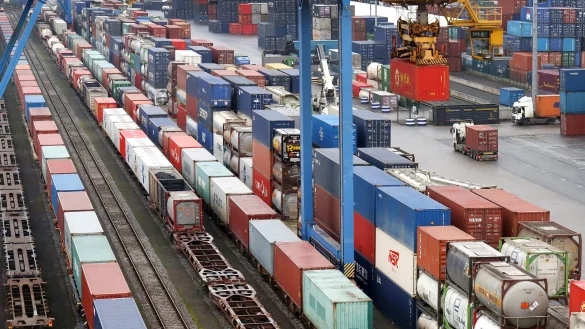 Regelm&auml;&szlig;ig verkehren G&uuml;terz&uuml;ge &uuml;ber eine "neue Seidenstra&szlig;e" genannte Verbindung zwischen Europa und chinesischen Metropolen. - &copy; dpa