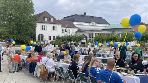 Das erste Salzsiederfr&uuml;hst&uuml;ck im Kurpark von Bad Salzuflen war ein voller Erfolg und brachte 3800 Euro an Spendengeldern ein. Der Erl&ouml;s kommt dem &ouml;rtlichen Handballsport zugute. - &copy; Soroptimist Club Detmold