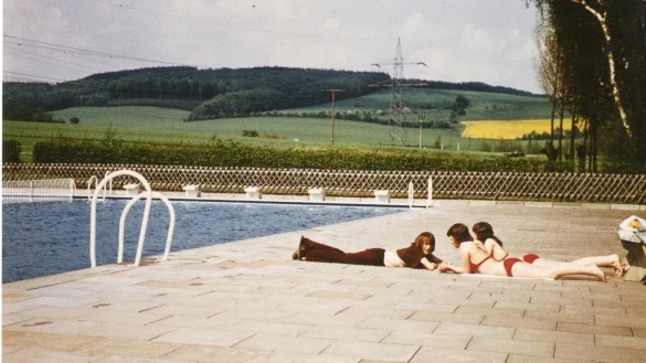 Viel Platz zum Entspannen im Freibad Kirchheide, wie dieses historische Foto zeigt. - &copy; Stadtarchiv Lemgo