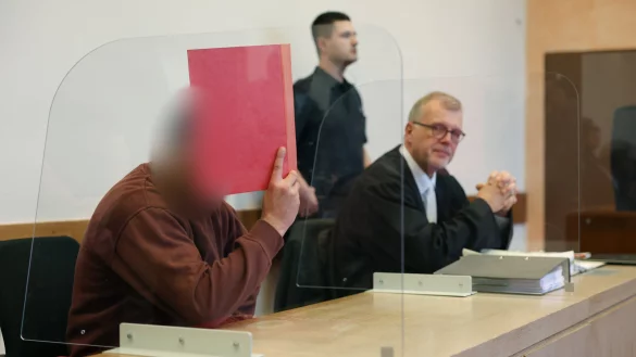 Der Mann hat im Juni 2022 zuerst aus Eifersucht zuerst einen 39-J&auml;hrigen im Schlaf mit einem Axthieb get&ouml;tet und anschlie&szlig;end seine Ex-Freundin vergewaltigt. Es folgte eine wochenlange Fahndung und Flucht des Angeklagten in Richtung Polen. - &copy; dpa