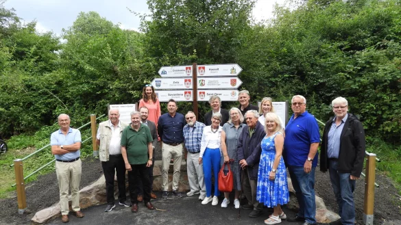 Großer Bahnhof am Mittelpunkt OWLs: Auf der Kussel ist das "Denkmal" eingeweiht worden. - © Jan-Niklas Heyse