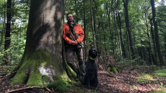 Alexander von Leffern mit Hund im Stadtwald. - &copy; Sven Kienscherf