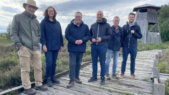 NRW-Umweltminister Oliver Krischer (Dritter v. l.) besuchte das Moorgebiet in L&uuml;bbecke, um sich dort mit Vertretern des Kreises und der Biologischen Station Minden-L&uuml;bbecke &uuml;ber die Renaturierung auszutauschen. - &copy; Shannon-Lee Bendig