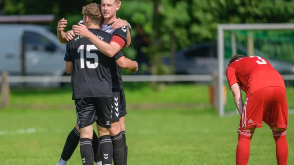 SV Werl-Aspe-Kapitän Niklas Haupt freut sich mit Louis Vincent Wahl (15) über seine Energieleistung und die 2:0-Führung. Gleichzeitig ärgert sich der Extertaler Davis Heide (rot, 3) über die Abwehrleistung seines Teams. - © EGON PENNER