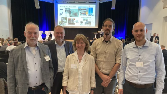 Mitbegr&uuml;nder des Wasserstoffnetzwerks HyDrive OWL: Gerd Sander-Nather (Kreis Minden-L&uuml;bbecke), Olrik Meyer (Kreis Lippe), Beatrix Wallberg (Kreis Herford), Bj&ouml;rn Brodner (Stadt Bielefeld) und Dennis Hetmann (Kreis Lippe). Mittlerweile wirken gut 400 Institutionen mit, darunter alle sechs Kreise sowie die Stadt Bielefeld. - &copy; Matthias Bungeroth