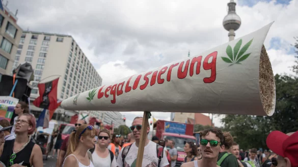 Teilnehmer halten 2019 einen riesigen Joint bei der 23. Hanfparade in Berlin für eine Legalisierung von Cannabis. (Archivbild) - © Jörg Carstensen