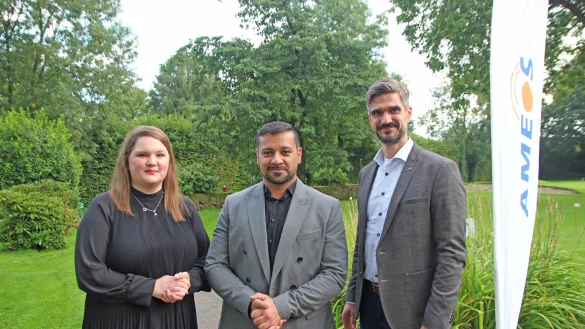 Krankenhausdirektorin Sabrina Zientek und Regionalgeschäftsführer Karsten Bepler (rechts) begrüßen Samir Hassan als neuen Chefarzt des Ameos-Klinikums Bad Salzuflen. - © Ameos Klinikum