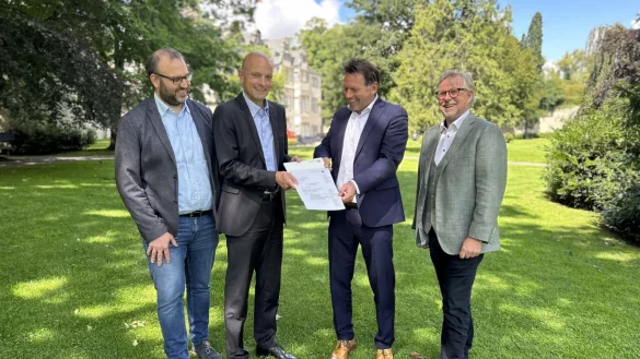 &Uuml;ber den F&ouml;rderbescheid f&uuml;r die Sanierung des Schlossparks freuen sich (von links) Martin K&ouml;lczer (Stadtentwicklung), Jens Kronsbein (Bezirksregierung), Frank Hilker (B&uuml;rgermeister) und Thomas Lammering (Stadt Detmold). - &copy; Karlotta Hensch