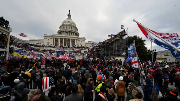 Verfassungsrechtler argumentieren, dass Trump sich durch seine intensive Beteiligung im Vorfeld des Sturms aufs Kapitol am 6. Januar 2021 (Foto) f&uuml;r eine weitere Pr&auml;sidentschaftskandidatur eindeutig "disqualifiziert" hat. - &copy; Essdras M. Suarez