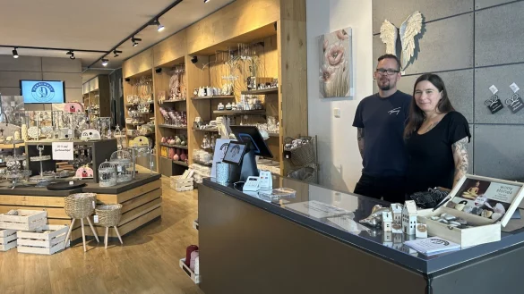 "Dekowerk"-Inhaber Kay und Nicole Kappert freuen sich &uuml;ber viel Kundschaft aus der Fu&szlig;g&auml;ngerzone. - &copy; Karlotta Hensch