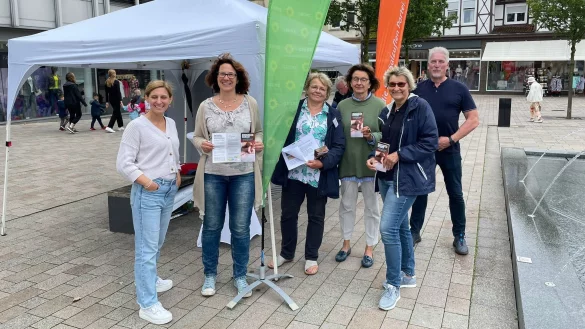 Wiebke Kopsieker (Gr&uuml;ne, von links), Melanie Reichert (Gr&uuml;ne), Monika Pr&uuml;&szlig;ner-Claus (Freie W&auml;hler), Regina Perunovic (FDP), Christine Fanenbruck (Gr&uuml;ne) und Frank Exner (CDU). - &copy; Detlef Stuke