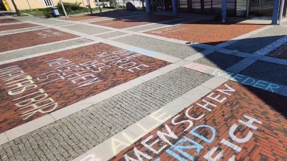 Auch wenn der Regen die Kreidebotschaften am Samstag schon weggewaschen hatte, wertet die FWG die Aktion als Erfolg. - &copy; FWG