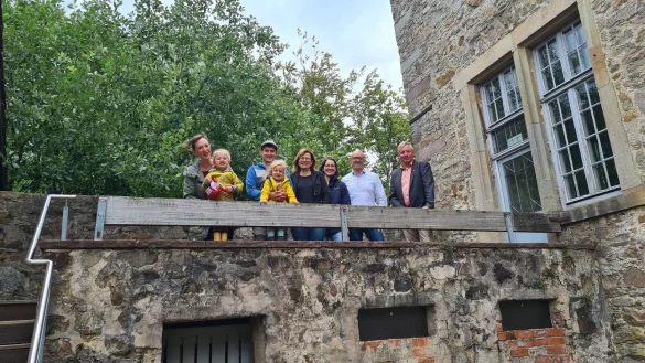 Würden sich über den Start der Waldkita an der Burg Sternberg in diesem Jahr freuen: (von links) Jana Burdach mit Carla, Nils Saile mit Lilou, Sabine Menzel und Ann-Marie Sander von der Stiftung Eben-Ezer, sowie Marco Wallenstein von der Gemeinde Extertal und Bürgermeister Frank Meier. - © Nadine Uphoff