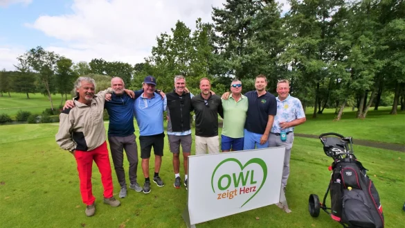 Ehemalige Bundesligafußballer und -Handballer erspielten beim OWL-zeigt-Herz-Cup in Blomberg-Cappel eine großartige Spendensumme. Vorm ersten Flight stellten sich Erdal Keser (von links), Holger Fach, Karl-Ludwig Gaydoul, Ulrich Roth, Achim Schürmann, Michael Roth, Daniel Stephan und Thomas Krokowski zum Foto. - © Jörg Hagemann