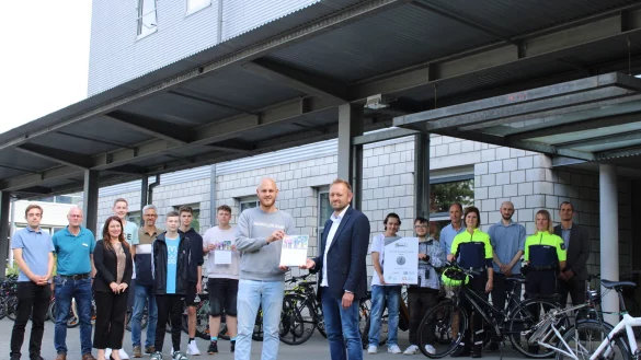 Freuen sich &uuml;ber das Zertifikat "Fahrradfreundliche Schule": (von links) Nils K&uuml;mmel (Bundesfreiwilligendienstler beim Kreis Lippe und Organisator des Projekts), Gerhard Reineke (Radverkehrsbeauftragter der Stadt Lemgo), Manuela Kupsch (Leiterin des Eigenbetriebs Schulen des Kreises Lippe), Jannis Teubner (Sch&uuml;ler), Bastian Kochsiek (Lehrer), Timo Vornberger, Tjorven Klein, Paul Mertinat (alle drei Sch&uuml;ler), Dennis Hetmann (Mobilit&auml;tsmanager des Kreises Lippe), Bernd Hendig (Schulleiter), Jamaal Tariq, Karl Dengel (beide Sch&uuml;ler), Thorsten Niemeier (Lehrer), Heijenga Kerstin (Polizei), Christian Bange (stellvertretender Radverkehrsbeauftragter des Kreises Lippe), Tanja Menze (Polizei) und Thorsten Quest (stellvertrender Schulleiter). - &copy; Chiara Wibbeke