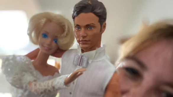 Das Paar auf dem Foto tr&auml;gt noch die Originalkleidung von vor &uuml;ber 30 Jahren. "Die Braut tr&auml;gt einen frechen Pagenschnitt, den ich ihr seinerzeit selbst verpasst habe", schreibt Maren Brettmeier. - &copy; Silke Buhrmester