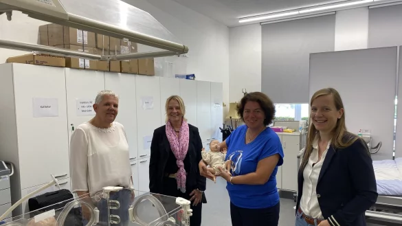 In der Pflegeschule Lippe lernen die Auszubildenden, worauf beim Umgang mit Fr&uuml;hchen geachtet werden muss. Abteilungsleiterin Ulrike Overkamp, Schulleiterin Gabriele Sch&uuml;tter (von links) und ihre Stellvertreterin Annika Henselmeyer (rechts) erl&auml;utern der Bundestagsabgeordneten Kerstin Vieregge Einzelheiten. - &copy; Bildrechte: Kerstin Vieregge