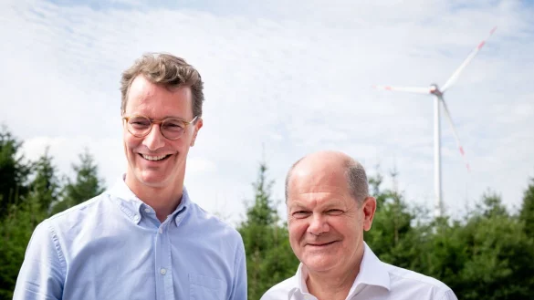 Ministerpr&auml;sident Hendrik W&uuml;st und Kanzler Olaf Scholz haben in NRW k&uuml;rzlich den B&uuml;rgerwindpark Simmerath besucht. - &copy; IMAGO/Political-Moments
