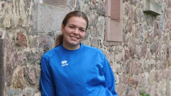 Ida Margrethe Hoberg Rasmussen an der Blomberger Burg. - &copy; Sebastian Lucas