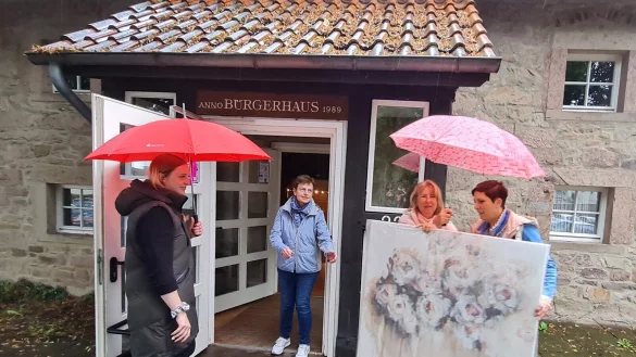 Improvisieren ist alles: Das Orgateam mit Jasmin Whiting, Karin Siesenop und Sabine Kühne (von links) hat einen neuen Plan ausgearbeitet. Allein der Transport für wasserempfindliche Kunstwerke ist schon eine Herausforderung. Marion Doxie Delaubell stellt in der Alten Meierei aus und bekommt jetzt wahrscheinlich Gesellschaft. - © Marianne Schwarzer