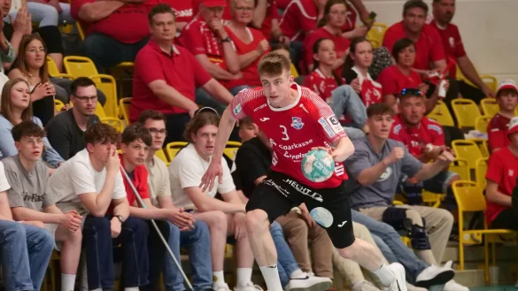 Unter Beobachtung: Wenn Malte Runge Fahrt aufnimmt, fiebern auch TBV-Gesch&auml;ftsf&uuml;hrer J&ouml;rg Zereike (oben links) und der verletzte Fynn Hasenkamp (rechts) mit. Foto: J&ouml;rg Hagemann - &copy; J&ouml;rg Hagemann